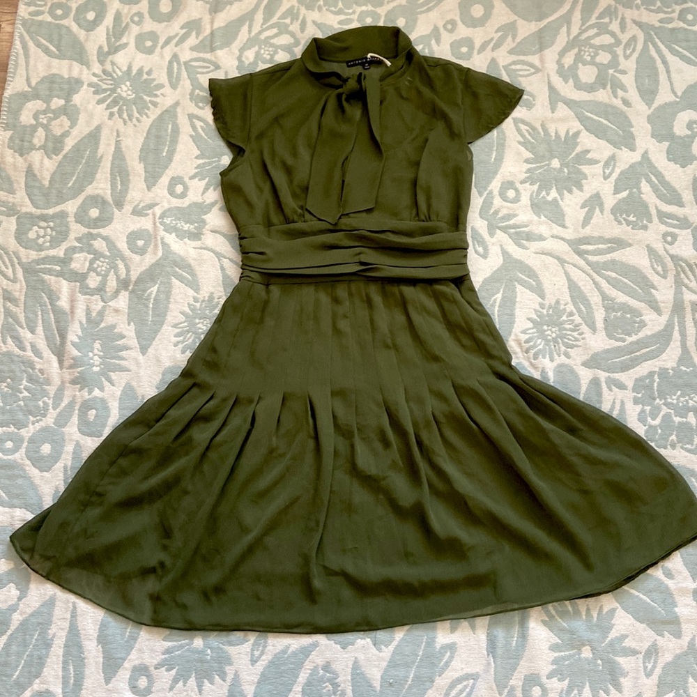 Antonio Melani Sz 12 Green Midi Dress Tie Neck short sleeve lined